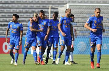 Eduardo Vrgas celebrando con sus compañeros el triunfo Lobos BUAP 0-3 Tigres de la jornada 14 del Clausura 2019 de la Liga MX. Tigres venció a Lobos BUAP en la jornada 14 del Clausura 2019