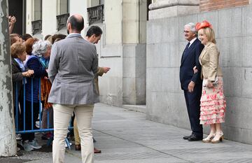 Esperanza Aguirre y Fernando Ram¨ªrez de Haro y Vald¨¦s se fotograf¨ªan a su llegada a la parroquia del?Sagrado Coraz¨®n y San Francisco de Borja.