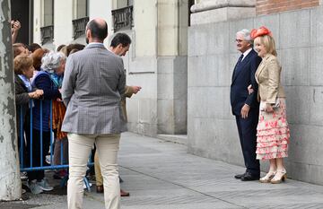 Esperanza Aguirre y Fernando Ramírez de Haro y Valdés se fotografían a su llegada a la parroquia del Sagrado Corazón y San Francisco de Borja.