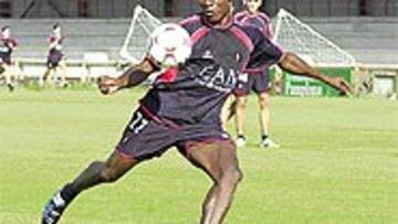 <B>ILUSIONADO</B>. El camerunés se esfuerza para convencer a Aguirre.