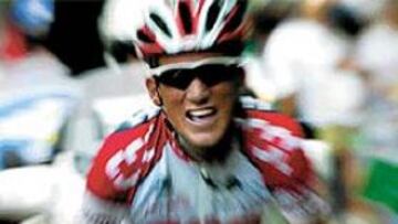 <b>COMO UN CAMPEÓN.</b> Tyler Hamilton sostuvo y ganó un pulso al pelotón durante 142 km y se ha puesto a tiro para adelantar en la general a Mayo y Zubeldia.