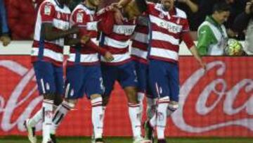 El-Arabi felicitado por sus compañeros tras marcar su segundo tanto.