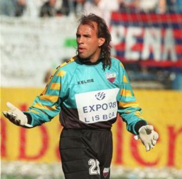 49 a&ntilde;os cumple el arquero Carlos Navarro Montoya. Nacido en Colombia y nacionalizado argentino, jug&oacute; por Deportes Concepci&oacute;n en 2001.