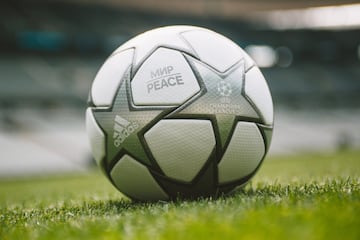 Adidas ha dado a conocer el balón para la final de la Champions 2022 en París entre el Real Madrid y el Liverpool. Utilizando uno de los escenarios más grandes del deporte como una oportunidad para unir al mundo en un mensaje global de paz, el balón está inscrito con las palabras 'мир |  PEACE' . El balón no estará a la venta, sin embargo, el balón se subastará después del partido y las ganancias se destinarán a ACNUR, la Agencia de la ONU para los Refugiados, para ayudar a proteger a las personas obligadas a huir de sus hogares debido al conflicto y la persecución.