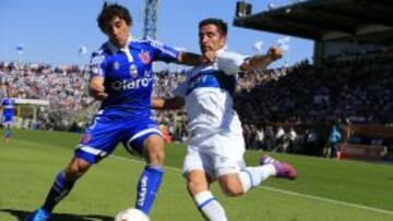 Cordero disputando un balón con Corujo.