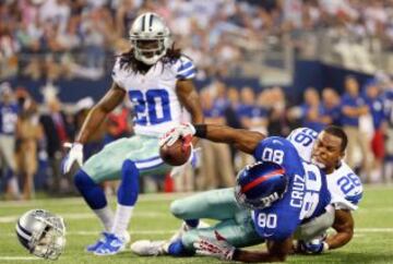 Touchdown de Victor Cruz de los New York Giants ante Will Allen de los Dallas Cowboys, que pierde el casco en el intento de placarle.