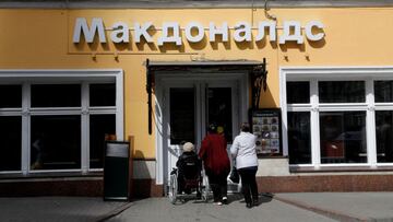 FILE PHOTO: People enter a McDonald&#039;s restaurant in Moscow, Russia April 24, 2018. REUTERS/Tatyana Makeyeva/File Photo