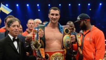 EL REY. El ucraniano Wladimir Klitschko exhibe los cinturones que le acreditan como el gran monarca de los pesos pesados.