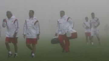 Jugadores y dem&aacute;s personal del Benfica, retir&aacute;ndose del campo de Funchal.