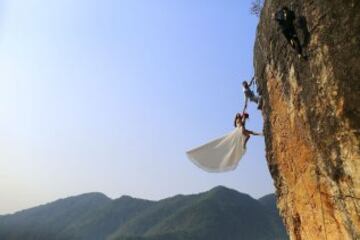 DICIEMBRE 2014. El escalador aficionado Zheng Feng es fotografiado el día de su boda junto a su novia en un acantilado en la provincia de Jinhua, Zhejiang, China.