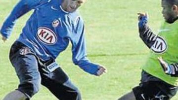 <b>TITULAR HOY. </b>Víctor Bravo (izq.) le disputa el balón en un entrenamiento a Kily, lateral del filial.