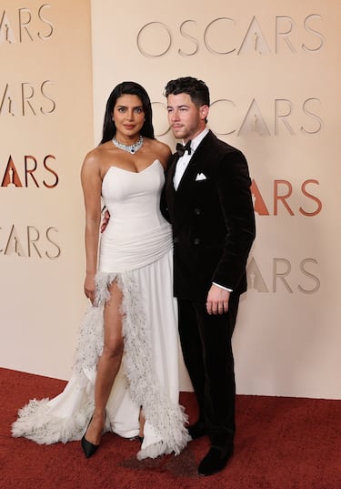 Nick Jonas y Priyanka Chopra posa en la alfombra roja del Dolby Theatre.