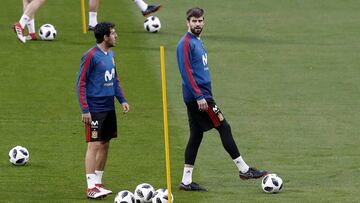 Parejo y Piqué, en un entrenamiento con la Selección en la temporada 2017-18