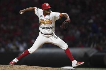 Los Diablos Rojos derrotaron 13-11 a los Tigres de Quinta Roo para clasificar a la final de la Zona Sur en la LMB. La afición vibró con la victoria de los locales.