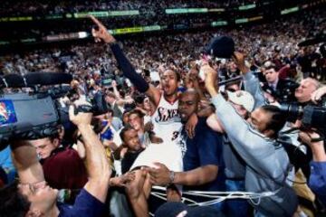 Iverson celebra ante un público en éxtasis una victoria. El equipo avanza hacia la final de la NBA.