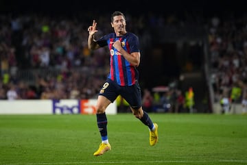 4-1. Robert Lewandowski celebra el cuarto gol. Hat-trick del jugador polaco.