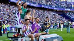Los jugadores del Valladolid celebran con la afición el regreso a Primera División. 
