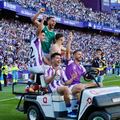 Los jugadores del Valladolid celebran con la afición el regreso a Primera División.