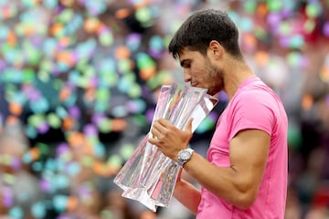 El tenista español ha ganado a Daniil Medvédev en la final de Indian Wells y recupera el número uno del ránking mundial. Alcaraz acumula ocho títulos (uno de Grand Slam, tres de Masters 1.000, dos en ATP 500 y dos en ATP 250) en 11 finales y tiene un balance de 14-9 ante jugadores del top-10.