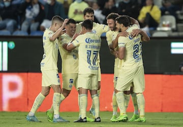 Jugadores del América festejan un gol en contra del Pachuca.