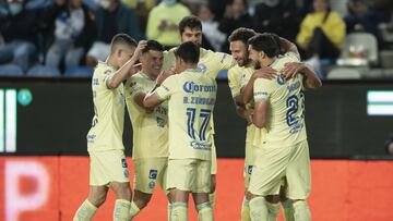 Jugadores del América festejan un gol en contra del Pachuca.