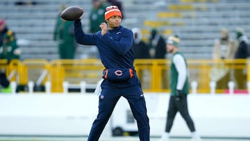 GREEN BAY, WISCONSIN - JANUARY 07: Justin Fields #1 of the Chicago Bears warms up prior to the game against the Green Bay Packers at Lambeau Field on January 07, 2024 in Green Bay, Wisconsin.   Patrick McDermott/Getty Images/AFP (Photo by Patrick McDermott / GETTY IMAGES NORTH AMERICA / Getty Images via AFP)