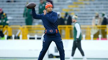 GREEN BAY, WISCONSIN - JANUARY 07: Justin Fields #1 of the Chicago Bears warms up prior to the game against the Green Bay Packers at Lambeau Field on January 07, 2024 in Green Bay, Wisconsin.   Patrick McDermott/Getty Images/AFP (Photo by Patrick McDermott / GETTY IMAGES NORTH AMERICA / Getty Images via AFP)