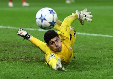 El portero del Braga nacido en Belo Horizonte, Matheus Lima Magalhães, observa de cerca el esférico.