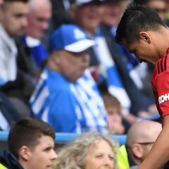 Alexis sigue con su calvario en el United y se va lesionado