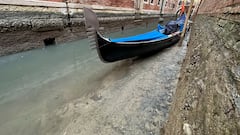 Góndolas en el fango: así se ve Venecia con marea baja