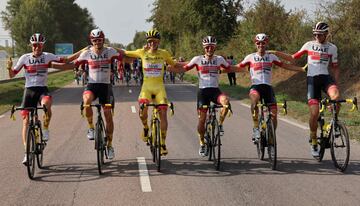 El equipo UAE Emirates abraza al vencedor del Tour, Tadej Pogacar. 