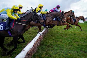 Aunque a primera vista pudiera parecer una secuencia fotográfica, lo cierto es que la imagen refleja el momento en el que varios corredores saltan sobre un obstáculo durante la prueba The Sky Bet Obstáculos para novatos, celebrada en el hipódromo de Doncaster (Inglaterra). Parramount se impuso por delante de Glory Bridge y Benny Silver. 