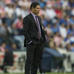 Aficionados de Necaxa encaran a Alfonso Sosa por falta de resultados