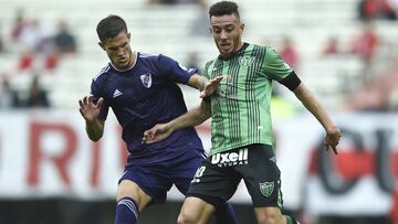 BUENOS AIRES, ARGENTINA - SEPTEMBER 15: Bruno Zuculini of River Plate fights for the ball with Claudio Mosca of San Martin de San Juan during a match between River Plate and San Martin de San Juan as part of Superliga 2018/19 at Estadio Monumental Vespuci