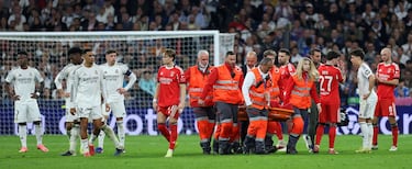 Tremendo susto tras el choque entre Eduardo Camavinga y Raúl Asencio. El defensa central se lleva la peor parte. Fue atendido por los servicios médicos que tras colocarle un collarín, es retirado en camilla. El árbitro aplicaba el protocolo para los golpes en la cabeza.