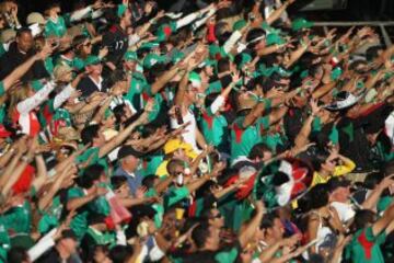 La peculiar forma con la que se anima la afición en los estadios alude a las ondas acuáticas producidas principalmente en las playas. Es de origen mexicano, o por lo menos aquí se hizo mundialmente famosa. En el Mundial del 86 se volvió un fenómeno en los estadios, el cual se hizo popular en todo el mundo con el tan bien ganado nombre de ‘La Ola Mexicana’.