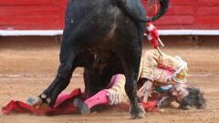 El torero español José Tomás es embestido, sin consecuencias, por su primer toro de la tarde" Bellotero".