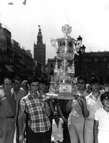 Hablando de torneos veraniegos, no hay que olvidarse del Ciudad de Sevilla. Solo se disputó 16 veces, desde 1972 hasta 1994,. Este campeonato se organizaba en los estadios de las dos escuadras, Sánchez Pizjuán y Villamarín, y se alternaban en cada edición. Este campeonato, organizado por el Ayuntamiento, albergó a algunos de los equipos más potentes del mundo, y fue conquistado en más ocasiones por el Sevilla, en 7 ocasiones, siendo seguido por el Betis, con 6, aunque hay otros conjuntos como el Vasco de Gama que también vencieron.