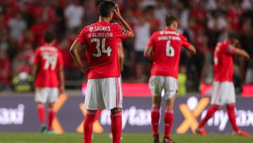 Andre Almeida se lamenta tras un partido con el Benfica.
