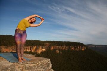 El slackline es un deporte extremo de equilibrio en el que se usa una cinta (normalmente elástica) que se engancha entre dos puntos fijos y se tensa. No se usa ninguna herramienta para ayudar a mantener el equilibrio. Se pueden realizar saltos, movimientos dinámicos, posturas de yoga incluso acrobacias. 