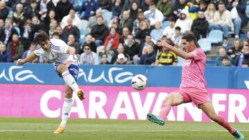 Ivan Azón dispara para hacer el 2-1 del Real Zaragoza frente al Tenerife.