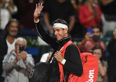 Del Potro (34 años) es un tenista argentino, que anunció su retirada en 2022 tras 17 años de carrera profesional. En 2008, se convirtió en el primer jugador ATP en ganar cuatro torneos consecutivos como debutante. Al año siguiente, logró la victoria en el Abierto de Estados Unidos en individuales. En los Juegos Olímpicos de Londres 2012 consiguió el bronce tras derrotar a Novak Djokovic; en Río 2016 ganó la plata tras perder ante Andy Murray. Ganó la Copa Davis en 2016.