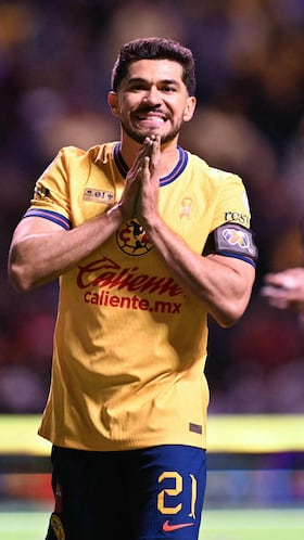 America's forward #21 Henry Martin reacts after missing a goal during the Liga MX Apertura tournament final first-leg football match between America and Monterrey at the Cuauhtemoc Stadium in Puebla, Mexico, on December 12, 2024. (Photo by CARL DE SOUZA / AFP)