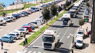 Varios camiones participan en una marcha convocada desde el pol&iacute;gono de Raos hasta el Centro Bot&iacute;n, durante el und&eacute;cimo d&iacute;a de paro nacional de transportistas, a 24 de marzo de 2022, en Santander, Cantabria (Espa&ntilde;a). Se 