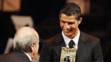 Cristiano recibi&oacute; el premio FIFA World Player en 2008 de manos de Blatter.
 
