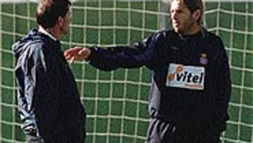 Mauro Navas conversó con Ramon Moya antes de entrenar. El argentino explicó lo sucedido el domingo ante el Atleti.