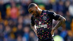 Ivan Toney, jugador del Brentford, se lamenta durante un partido.