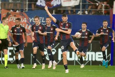 El centrocampista volvió a dar un recital ante el Levante y lo coronó con un doblete. El segundo, en el tiempo añadido, es del más listo de la clase. Metió la puntera y sorprendió a la defensa en el área pequeña.