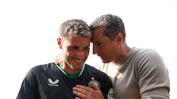 Zwolle (Netherlands), 18/08/2024.- (l-r) Santiago Gimenez of Feyenoord, Feyenoord coach Brian Priske during the Dutch Eredivisie match between PEC Zwolle and Feyenoord in Zwolle, Netherlands, 18 Augut 2024. (Países Bajos; Holanda) EFE/EPA/BART STOUTJESDIJK