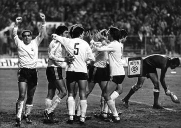 El Burgos disputó la Primera División entre 1990 y 1993, consiguiendo un noveno puesto en su segunda campaña. En la 1995-96 dejó de competir por una deuda que no pudo salvar hasta que en la 2011-12 retomó su participación en el fútbol español, comenzando en la Primera División Provincial de Aficionados, la categoría más baja. Actualmente se encuentra en Tercera.